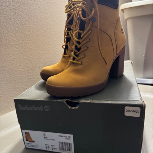 Timberland Heel Boots - Picture 3 of 4